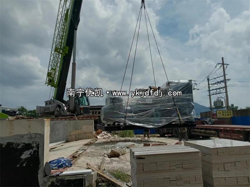 2023年8月29日，廣西項(xiàng)目800kw上柴發(fā)電機(jī)組到貨安裝現(xiàn)場(chǎng)